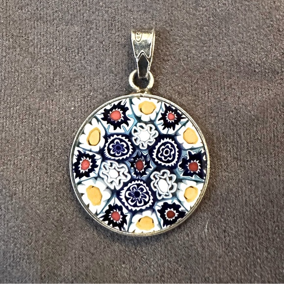 Gorgeous Flower Daisy Pendant - Picture 2 of 8